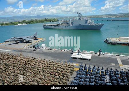 Le commandant du Commandement du Pacifique de la Marine américaine Harry Harris Jr. parle de sable marin de la Marine américaine des soldats du Corps des Marines des États-Unis à bord de la marine américaine de la classe Wasp navire d'assaut amphibie USS Makin Island comme la marine américaine de classe Whidbey Island landing ship dock amphibie USS Comstock arrive à la base commune Pearl Harbor-Hickam 1 mai 2017 à Pearl Harbor, Hawaii. (Photo de Clark Lane par Planetpix) Banque D'Images