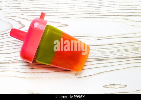 Des pastèque rouge et vert sur fond en bois de popsicle Banque D'Images