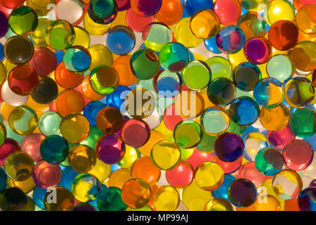 Groupe imbriqué de couleurs, de perles d'eau transparent éclairé par en dessous. Banque D'Images