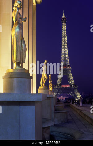 Historique 1988 Rangée de statues dorées PLACE DU TROCADÉRO PALAIS DE CHAILLOT TOUR EIFFEL TOWER PARIS FRANCE Banque D'Images