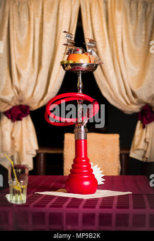 Cocktail de fruits est sur la table dans le gazebo avec des rideaux Banque D'Images