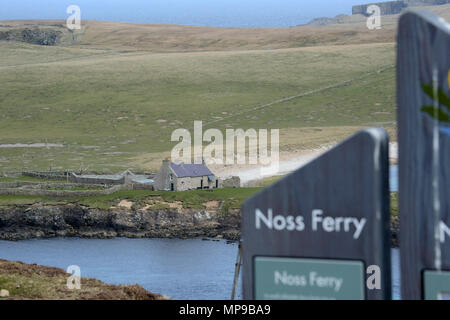 La signalisation et le zoom des photos de Noss national nature reserve est de Shetland off Bressay uniquement accessible par les petites nervures Banque D'Images