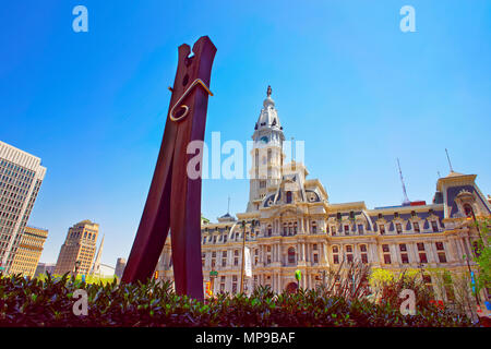 Philadelphie, USA - 4 mai 2015 : Clothespin sculpture et Philadelphia City Hall. New York, USA. Banque D'Images