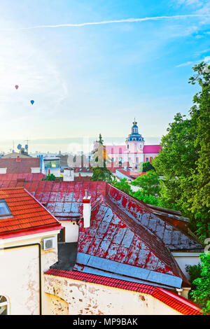 Vue sur le toit de l'église des Jésuites de St Casimir à Vilnius, Lituanie Banque D'Images
