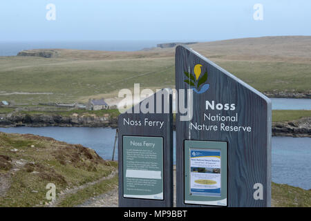 La signalisation et le zoom des photos de Noss national nature reserve est de Shetland off Bressay uniquement accessible par les petites nervures Banque D'Images