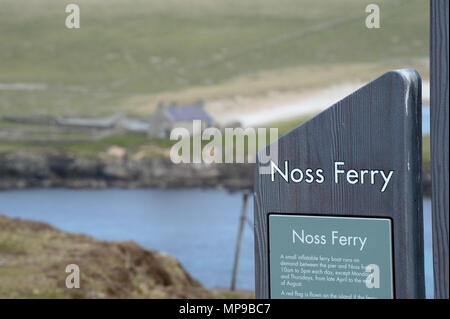 La signalisation et le zoom des photos de Noss national nature reserve est de Shetland off Bressay uniquement accessible par les petites nervures Banque D'Images