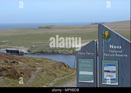 La signalisation et le zoom des photos de Noss national nature reserve est de Shetland off Bressay uniquement accessible par les petites nervures Banque D'Images