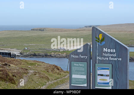 La signalisation et le zoom des photos de Noss national nature reserve est de Shetland off Bressay uniquement accessible par les petites nervures Banque D'Images