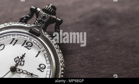 Old vintage montre de poche de l'heure sur fond de bois. temps et concept de priorité Banque D'Images