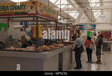 Butcher dans le Mercado Ignacio Manuel Altamirano, Chetumal, Mexique Banque D'Images