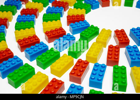 Vue d'angle de blocs de jouets colorés sur fond blanc. Banque D'Images