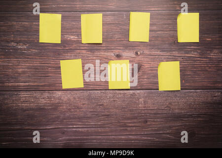 Sticky note espace blanc sur la planche de bois d'artifices Banque D'Images
