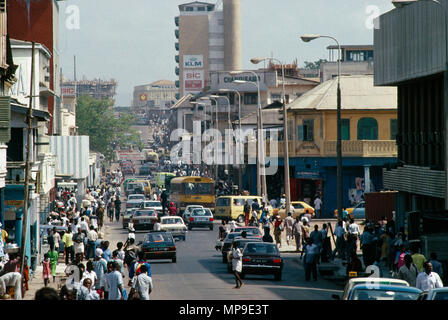 Ghana, Accra, scène de rue animée dans le centre-ville. Banque D'Images