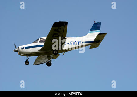 Piper PA28-161 Élève officier à l'aérodrome de Staverton, Gloucestershire, Royaume-Uni (G-EKIR) Banque D'Images