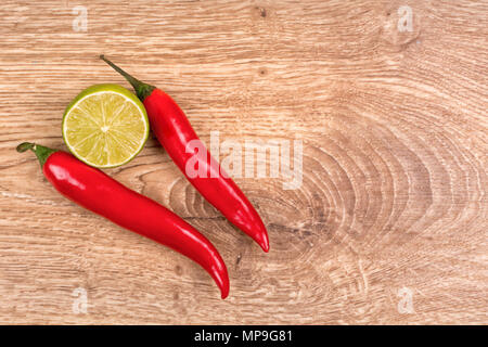 Piment Frais et citron vert sur une table en bois Banque D'Images