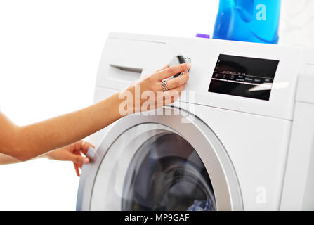 Photo de jeune femme au foyer avec une laverie à côté de lave-linge Banque D'Images