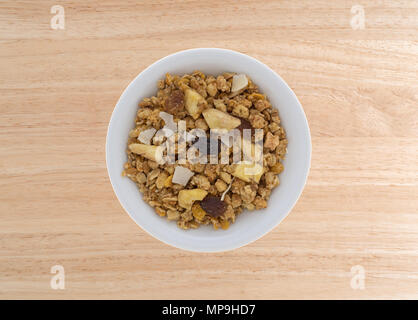 Vue de dessus du gel avec granola fruit séché dans un bol sur une table en bois. Banque D'Images