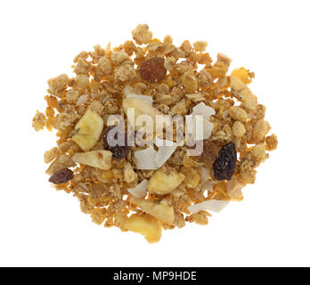 Vue de dessus d'un petit tas de muesli avec des fruits lyophilisés isolé sur un fond blanc. Banque D'Images