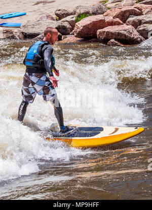 Standup paddleboarder ; adultes ; whitewater rivière Arkansas ; Salida Colorado ; USA ; Banque D'Images