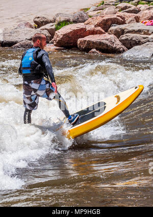 Standup paddleboarder ; adultes ; whitewater rivière Arkansas ; Salida Colorado ; USA ; Banque D'Images