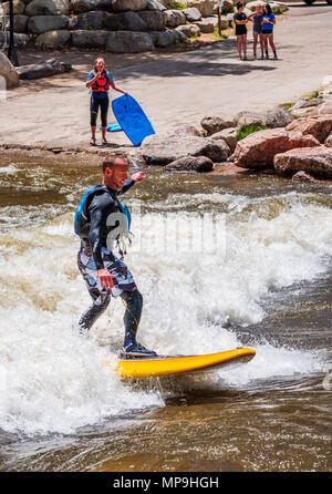 Standup paddleboarder ; adultes ; whitewater rivière Arkansas ; Salida Colorado ; USA ; Banque D'Images