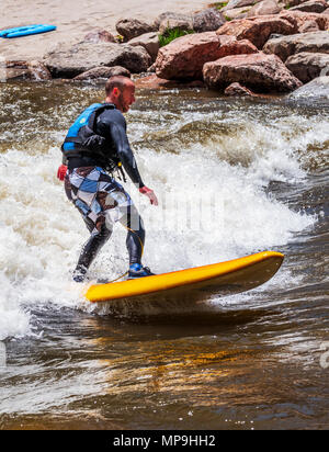 Standup paddleboarder ; adultes ; whitewater rivière Arkansas ; Salida Colorado ; USA ; Banque D'Images