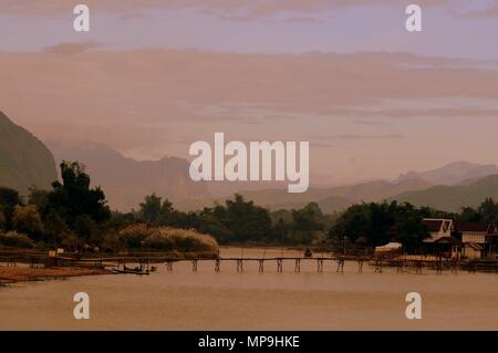 Vang Vieng paysage avec un pont de bois et de la rivière Nam Song, Laos Banque D'Images