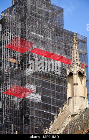 Elizabeth Tower, Big Ben, enveloppé dans l'échafaudage lors de la rénovation de la construction. Palais de Westminster, la maçonnerie. La structure. Calcaire de style gothique Banque D'Images