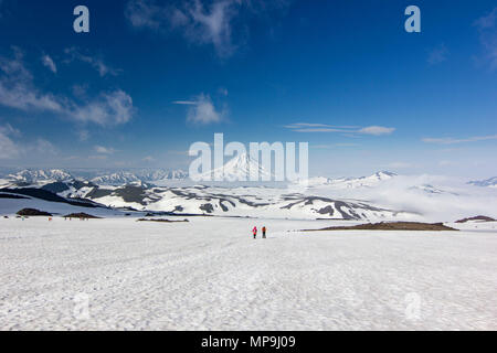 Deux hommes sur champ neigeux au Kamtchatka montagnes près de volcans couverts de neige Banque D'Images