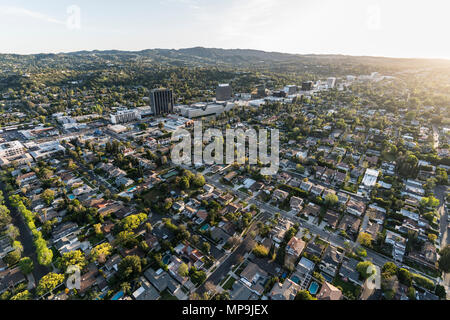 Los Angeles, Californie, USA - 18 Avril 2018 : Vue aérienne de Sherman Oaks et Encino dans la vallée de San Fernando. Banque D'Images