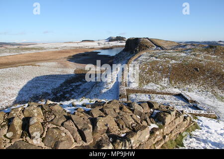 Le mur d'Hadrien suit le paysage vallonné et vallonné le long des escarpements rocheux de Steel Rigg par Milecastle 39 près de Haltwhistle dans Northumberland Banque D'Images