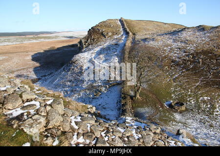 Le mur d'Hadrien suit le paysage vallonné de Sycamore Gap le long de l'étendue de l'acier Rigg dans le Northumberland Banque D'Images