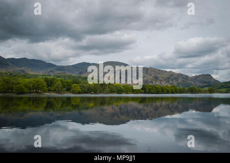 Les nuages reflétant dans l'eau dans le Coniston Parc National de Lake District, Cumbria, Royaume-Uni Banque D'Images