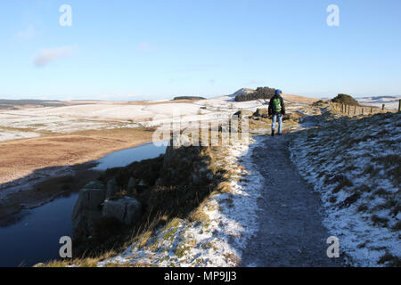 Un walker soutient avec un sentier glacé sur le dessus du mur d'Hadrien, l'acier par l'escarpement Rigg Banque D'Images