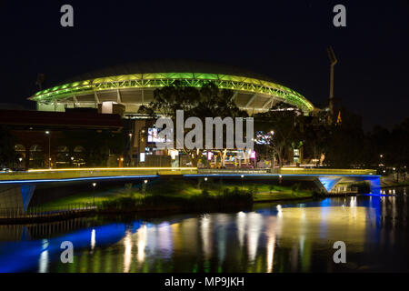 Adelaide, Australie, un temps de nuit vue sur le stade de cricket de Aussie rules et baignée dans la verte et jaune typique du drapeau national australien Banque D'Images