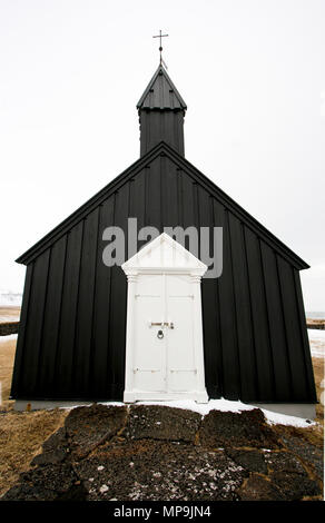 Gate et église en bois noir de Budir dans ‪Iceland Banque D'Images