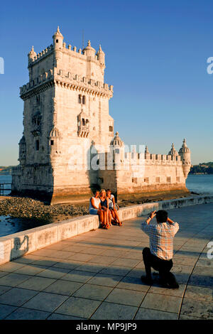 Les touristes qui pose pour une photographie, la Torre de Belém / Tour de Belém / Torre de São Vicente / tour de St Vincent, Belém, Lisbonne, Portugal Banque D'Images