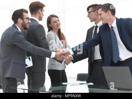 Les dirigeants des équipes business shake hands Banque D'Images