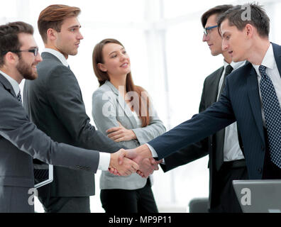 Les dirigeants des équipes business shake hands Banque D'Images