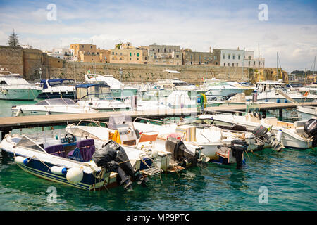 Otranto, Italie - 6.05.2018 : vue sur le port d'Otrante en journée ensoleillée, Italie Banque D'Images