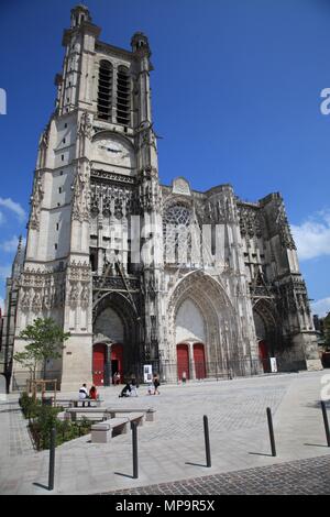 Détail architectural de la cathédrale de St Pierre et St Paul Troyes Aube Champagne France Banque D'Images