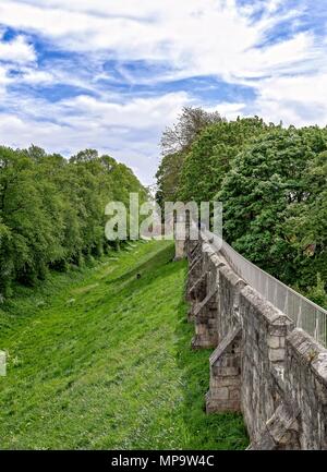 Anciens remparts menant à cette distance. Ci-dessous est un embankmnet à côté d'une avenue bordée d'arbres. Banque D'Images