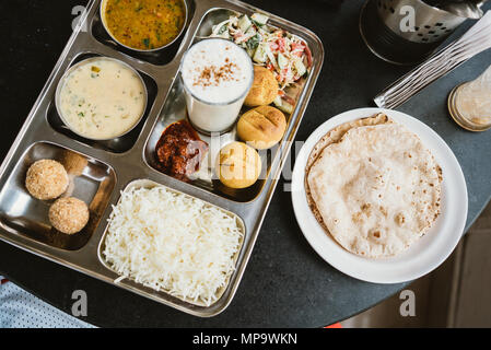 Thali avec Roti sur un plateau de métal à Udaipur, Inde Banque D'Images