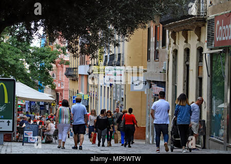 L'une des principales rues commerçantes sur l'île canarienne de Tenerife est bondé avec les habitants et les touristes sur un samedi après-midi en mai Banque D'Images