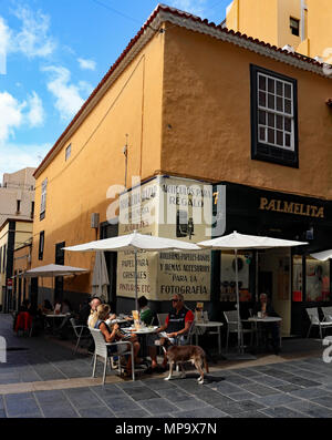 Ce qui était un magasin général est maintenant un snack-bar sur l'île canarienne de Tenerife, mais l'ancien sol carrelé la publicité est encore préservée. Banque D'Images