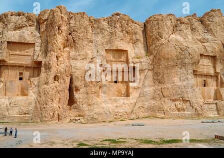 Persepolis, Iran - avril 28, 2018 : Les anciens tombeaux de la dynastie achéménide rois de Perse sont sculptées dans la falaise rocheuse à Naqsh-e Rustam, Iran Banque D'Images