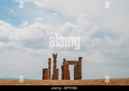 Persepolis, Iran - avril 28, 2018 : Les anciens tombeaux de la dynastie achéménide rois de Perse sont sculptées dans la falaise rocheuse à Naqsh-e Rustam, Iran Banque D'Images