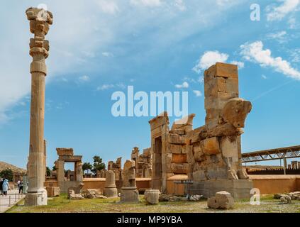 Persepolis, Iran - avril 28, 2018 : Les anciens tombeaux de la dynastie achéménide rois de Perse sont sculptées dans la falaise rocheuse à Naqsh-e Rustam, Iran Banque D'Images