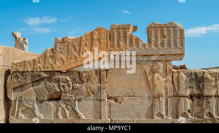 Persepolis, Iran - avril 28, 2018 : Les anciens tombeaux de la dynastie achéménide rois de Perse sont sculptées dans la falaise rocheuse à Naqsh-e Rustam, Iran Banque D'Images