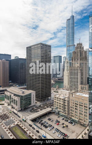 Vue aérienne des bâtiments dans le centre-ville de Chicago dont Trump Tower et Wrigley Building Banque D'Images